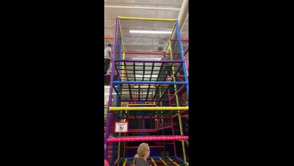 Quand une maman monte sur un jeu d'escalade pour enfant