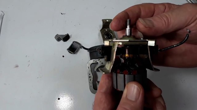 Gerador para Bike com Motor de liquidificador - Bike Generator with Blender Engine