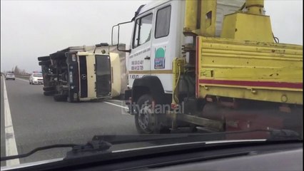 Era e forte përmbys kamionet