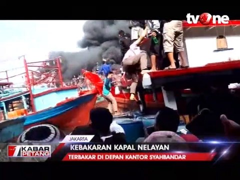 Kebakaran Hebat Melanda Kapal Nelayan di Jakarta!
