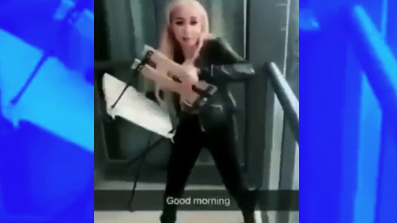 Complètement inconsciente, cette jeune femme jette des chaises du 45ème étage d’un immeuble pour faire le buzz