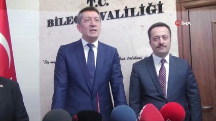 Öğrenciler Bakan Selçuk'a adına dikilmiş fidanlar için sertifika verdi