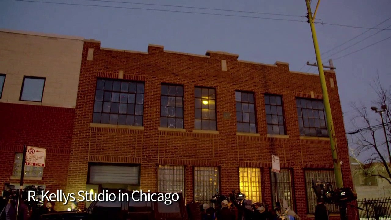 R. Kelly stellt sich wegen Missbrauchsvorwürfen der Polizei