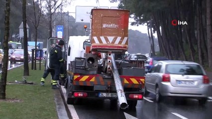 Sarıyer’de aydınlatma direği seyir halindeki otomobillerin üstüne devrildi