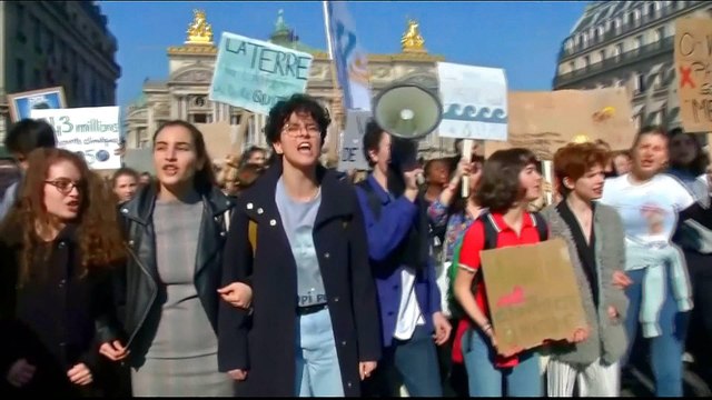 Climate change: Teenage environmentalists protest in Paris