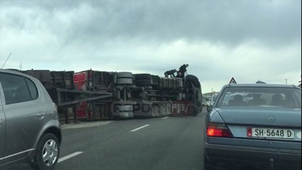 Report Tv - 'Rikthehet' dimri, era përmbys tre kamionë dhe 'fluturon' tjegullat e çative