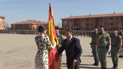 La reina Letizia entrega la bandera al regimiento Nápoles de Paracaidistas
