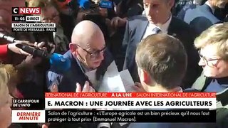 Un retraité en larmes dans les bras d'Emmanuel Macron, au Salon de l'agriculture