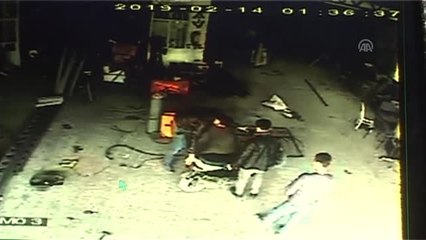 Motosikletin Tamir Sırasında Alev Alma Anı Güvenlik Kamerasında