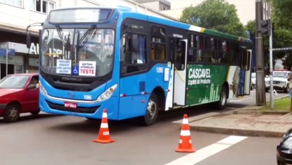 Ônibus do transporte coletivo se envolve em colisão no Centro