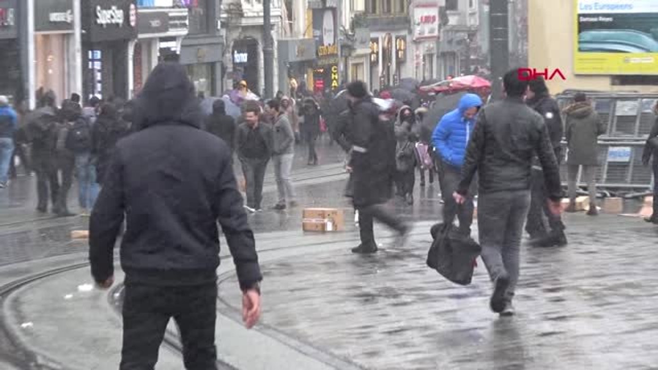 Taksim'de Rüzgar ve Karla Mücadele; Şemsiyeler Kırıldı, Yürümekte Zorlandılar