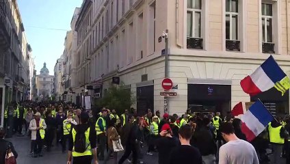 Gilets jaunes : les manifestants descendent la rue Saint-Ferréol à Marseille