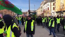 Gilets jaunes à Belfort : le cortège passe devant la gare