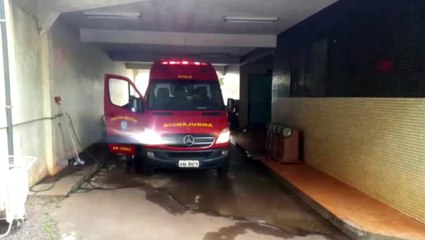 Motociclista é socorrido após colisão no Centro