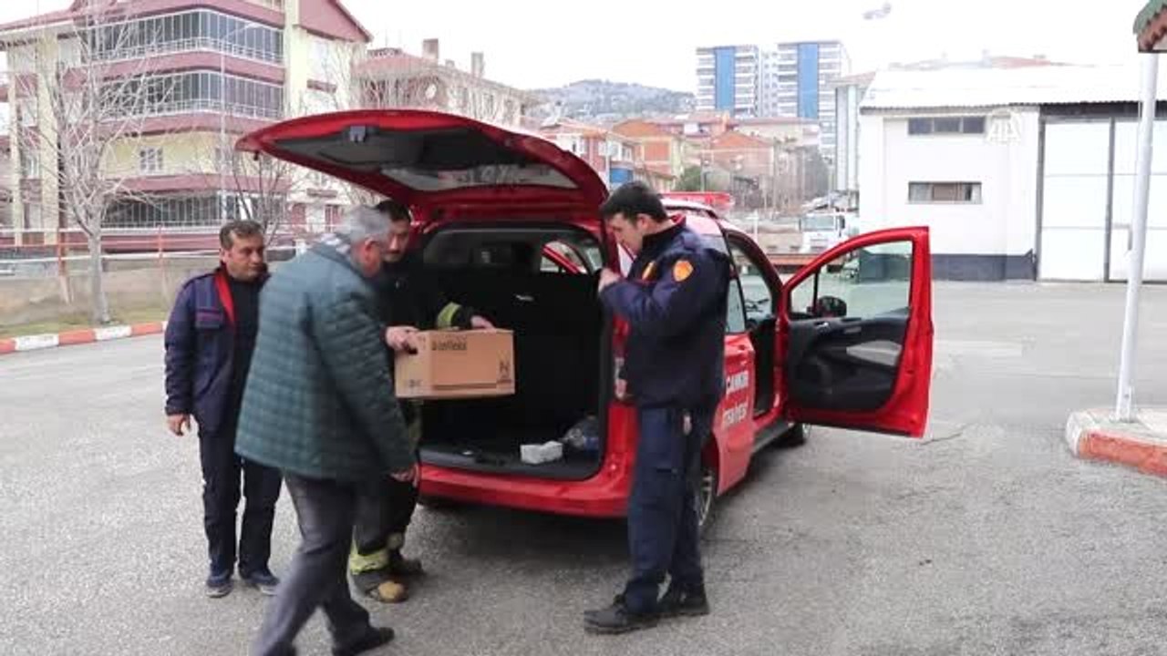 Dikenli Tele Takılan Kuşu İtfaiye Kurtardı