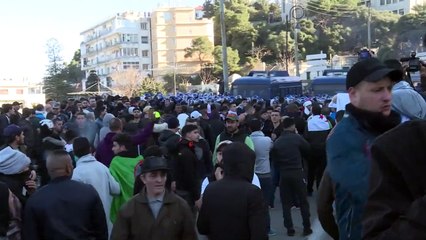 توقيف 41 شخصاً شاركوا في تظاهرات الجمعة بالجزائر