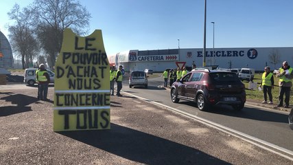 Les Gilets jaunes font du bruit au rond-point de la Monnerie