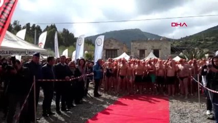 Descargar video: Muğla Sporcular, Sokak Hayvanları İçin Kış Ortasında Kulaç Attı