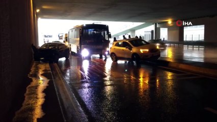 Beylikdüzün'de 2 araç çarpıştı, trafik durma noktasına geldi