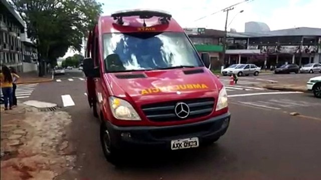Mulher sofre fratura na clavícula em colisão entre carro e moto no Centro