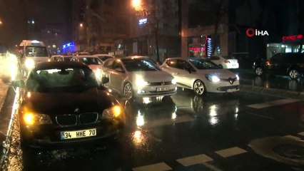 Beykoz beyaza büründü, araçlar yolda kaldı