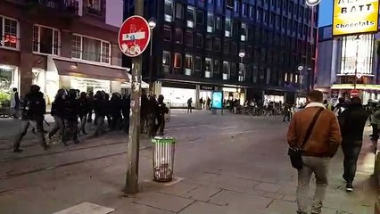 Les CRS progressent près du cinéma Vox