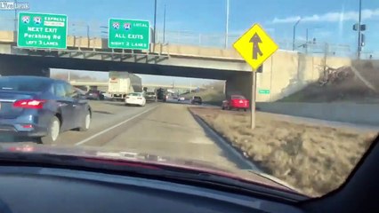 Il se croit dans GTA au volant de sa voiture sur l'autoroute !