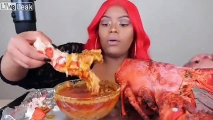 Elle se mange un énorme Homard !