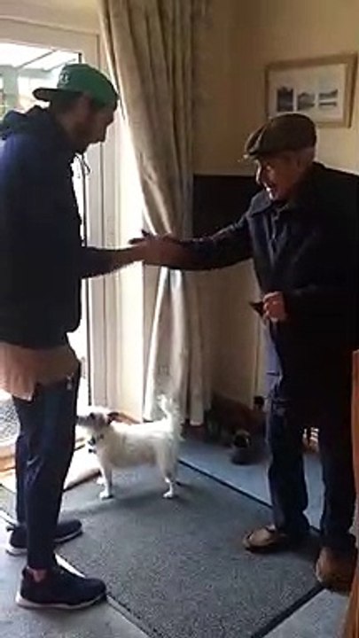 Il imite Lingard et Pogba avec son grand père ! Manchester United