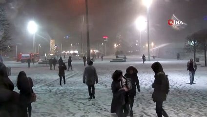 Taksim'de kartpostallık kar manzarası