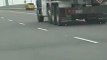 Un camion à 2 doigts de perdre une roue en pleine autoroute