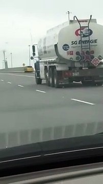 Un camion à 2 doigts de perdre une roue en pleine autoroute