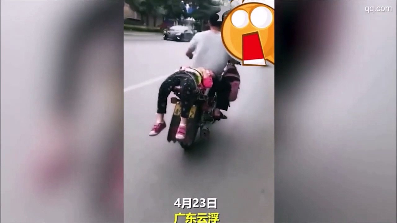 U père emmène sa fille de force à l'école en l'attachant à la moto