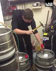 Il ouvre un fût de bière de la plus belle des manières :  comme un bourrin...