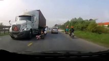 Une maman et son bébé presque écrasés par un camion... Beaucoup de chance