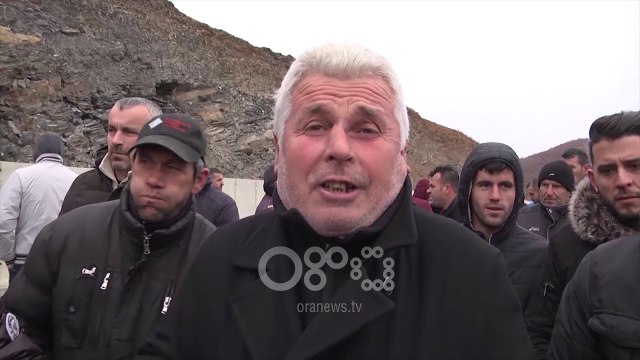 Ora News - Ujësjellësi nuk përfundoi kurrë, banorët e Gjoricës bllokojnë rrugën kombëtare