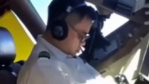 فيديو: مشهد صادم لطيار ينام في الجو داخل قمرة قيادة طائرة ركاب