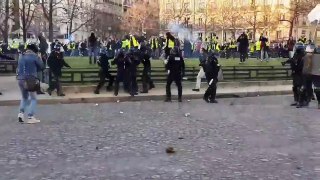Nouvelle tension en cours au Trocadéro Arrestation musclée et jets de projectiles sur les forces de l'ordre