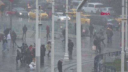 İstanbul Taksim'de Rüzgar ve Karla Mücadele; Şemsiyeler Kırıldı, Yürümekte Zorlandılar