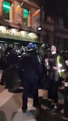 manifestation des gilets jaunes. Quand un crs file un coup de tête a un autre crs.