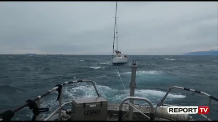 Report Tv - Veliera me flamur amerikan pëson defekt në det, shpëtohen tre persona në Sarandë