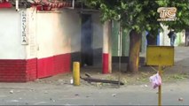 Militares venezolanos atacan a  manifestantes