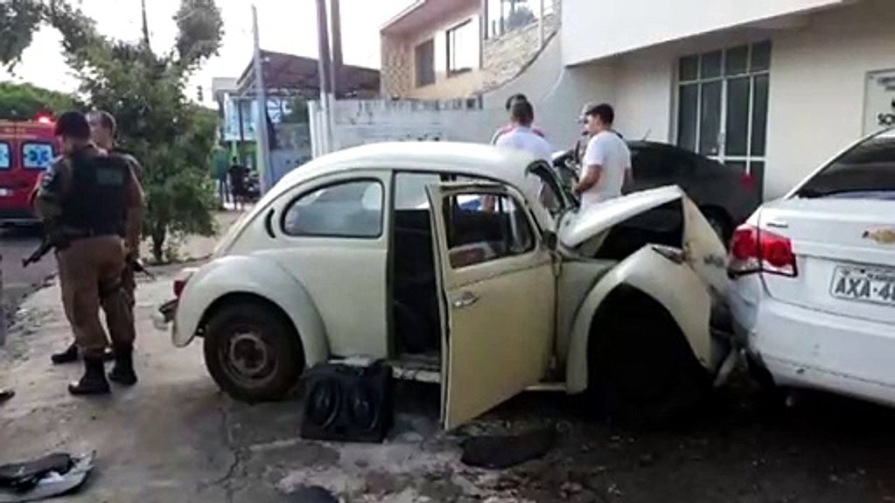 Batida envolvendo três carros deixa jovem ferido no Parque São Paulo