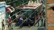 Disturbios entre la Guardia Nacional y cientos de personas en Ureña tras el cierre temporal de la frontera con Colombia