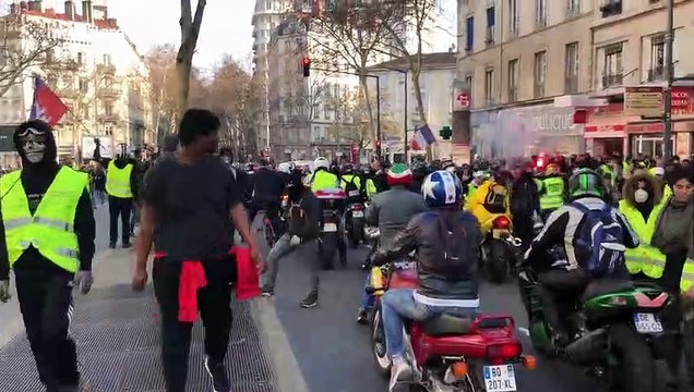 Hundreds of yellow vest protesters demand Macron's resignation in Lyon
