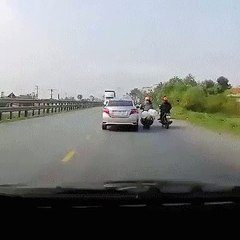 Un accident de la circulation totalement incroyable : elle chute de sa moto avec son enfant dans les bras