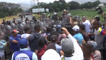 베네수엘라 국경 곳곳서 원조 반입놓고 충돌...최루탄 발포·시위 / YTN