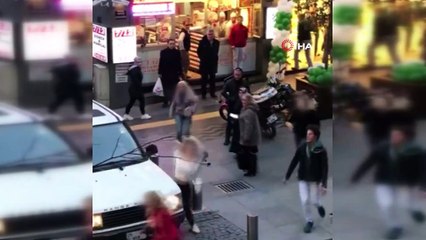 Kızlar caddede ortasında birbirine girdi...O anlar kamerada