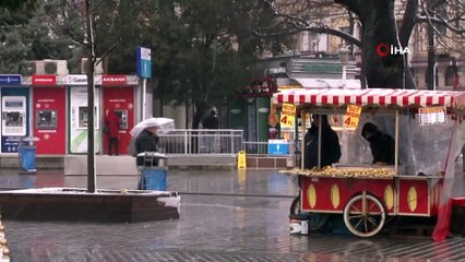 Sultanahmet’te kar yağışı tarihi yarım adayı beyaza bürüdü