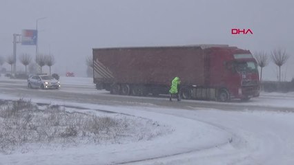 Çanakkale'de Kar Yağışı Nedeniyle Tır'lar Yolda Kaldı